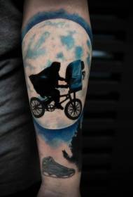 Braço novo estilo homem colorido com tatuagem de bicicleta