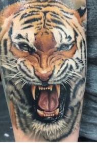 Arm warna realistis menderu pola tato harimau