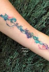 Mala ilustracija tetovaže svježe akvarela iz nekoliko položaja ruku