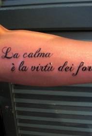 腕の黒いイタリア文字のタトゥーパターン
