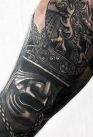 Rokas melnbalts Āzijas samuraju ķiveres tetovējums