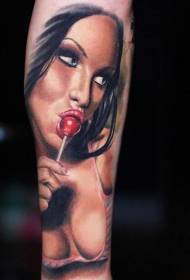 Arm kleur realistiese foto van vrou wat tatoeëring met lolly eet