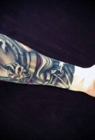 Model de tatuaj braț cască de demon colorat în stil asiatic