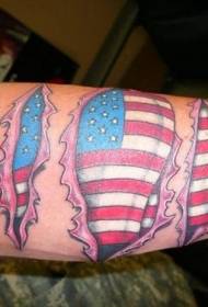 Muž paže farebný vzor americkej vlajky tetovanie