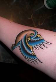 vrouwelijke arm levendige kleuren vogel tattoo patroon