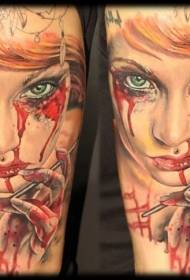 Portret fan in ôfgryslike bloedige frou mei earms krûpt tatoet
