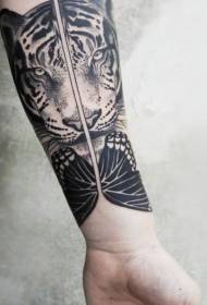 bras naturellement beau modèle de tatouage tigre et papillon noir