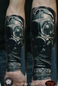 Tatuatge realista amb màscara de gas en estil realista de braç