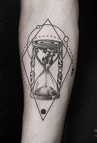 Arm hourglass geometrysk punt doorn swart griis line tattoo patroan