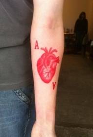 Moteriško spalvoto raudono rašalo širdies raidės tatuiruotės modelis