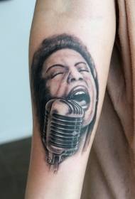 paže realistický zpěvák a mikrofon černé a bílé tetování vzor