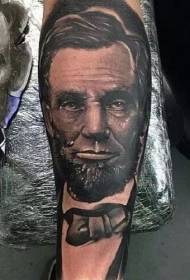 Черно-бял реалистичен портретен модел на татуировка на Бенджамин Франклин