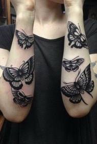 Chica brazo realista mariposa negro tatuaje patrón