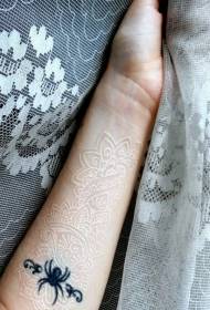 Patrón de tatuaje de vainilla branca invisible e negro de araña negra