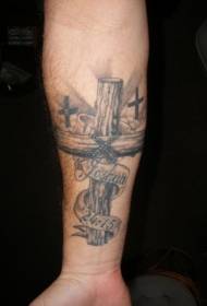 Holzkreuz mit kleinem Arm und Buchstaben-Tattoo-Muster