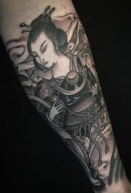 броня стара школа черно-бял женски модел самурай татуировка