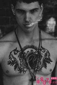 Европейска и американска мъжка личност татуировка на сърцето