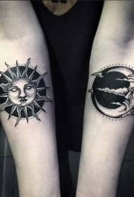 krahu i vjetër i shkollës së zezë të modelit të tatuazhit të diellit dhe hënës