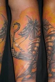 lengan kecil emas realistis pola tato dewa Mesir binatang