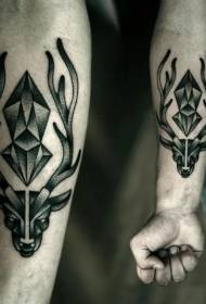 幾何学的な鹿のタトゥーパターンを指している小さな腕ブラックグレー