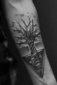 árvore solitária braço preto combinada com padrão de tatuagem misteriosa olho