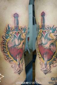 kant middellyf mode klassieke 'n dolk hart tattoo patroon