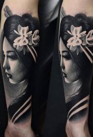 gaya realistik corak tatu potret geisha hitam dan putih
