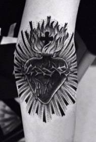 Heart tattoos, various black and gray tattoos, pricking techniques, heart tattoo patterns