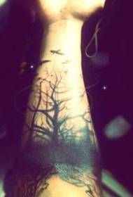 幽灵般的黑色树与小鸟手臂纹身图案