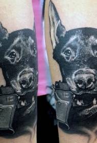 στυλ τατουάζ σκυλιών με ένα πιστόλι στο στόμα