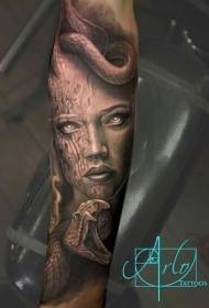 ruka misteriozni portret lica i bijesna zmija tetovaža uzorak
