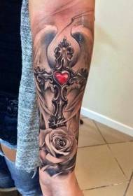 braccio realistico ali cuore rosso e croce rosa motivo tatuaggio