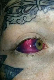 модел на татуировка на червени очи