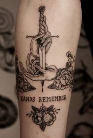 ruku stari školski crni bodež i cvijet pismo tetovaža uzorak