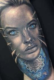 realybė Vėjo moters veidas su dekoratyviniu gėlių tatuiruotės modeliu
