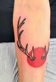 手臂紅色圓圈和鹿角紋身圖案