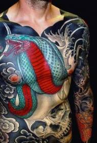 Abdomen y pecho pintados con patrón de tatuaje de cobra y cráneo