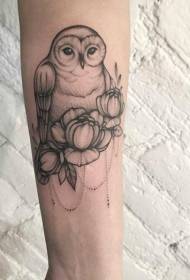 ແຂນສີດໍາ pricked ຫວານ owl ແລະຮູບແບບ tattoo ດອກ