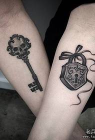cuplu cheie de braț mic și model de tatuaj de blocare