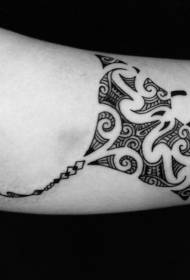 Татуировка кальмара в черном племенном стиле