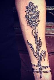 ginklų įspūdingas juodai baltų gražių gėlių tatuiruotės modelis