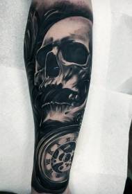 crâne noir de bras old school avec motif tatouage horloge