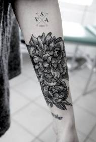 patrón de tatuaje de flor de línea negra grabado en el brazo