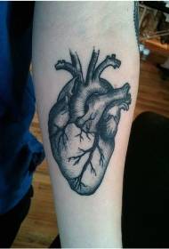rokas melns un pelēks perforēts sirds tetovējums