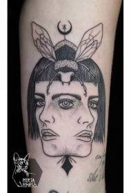 siurrealistinio stiliaus juodas moters veidas ir vabzdžių tatuiruotės modelis