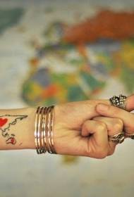 Naoružajte crnu kartu svijeta s crvenim srčanim uzorkom tetovaže