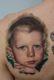 mbrapa modelin e tatuazheve bukuroshe të djalit të vogël realist
