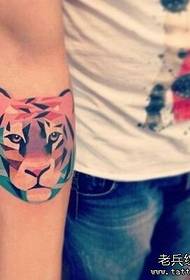 La barra d'espectacles del tatuatge recomanava un patró de tatuatge de tigre de color petit braç