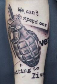 brazo granada militar en branco e negro combinado con patrón de tatuaxe de letras