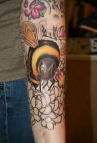 ချစ်စရာလေးပျားနှင့်အရောင်ပန်းပွင့် tattoo ပုံစံ